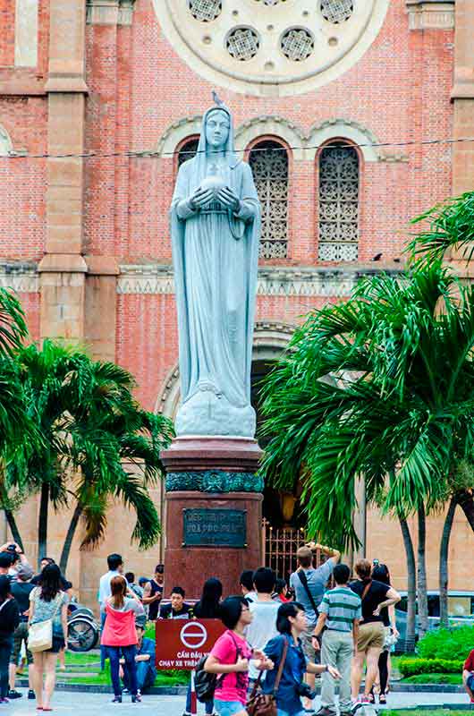 483 - Vietnam - Ho Chi Minh - catedral de Notre Dame - estatua de la Virgen Maria